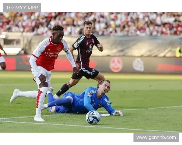 库杜斯中场与边锋切换的战术多样性分析